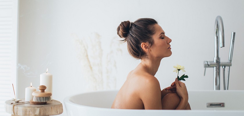 Ragazza seduta sulla vasca da bagno - Come eliminare il cattivo odore Intimo