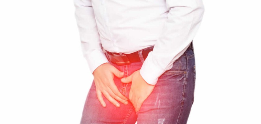 Uomo in jeans che si tocca la parte bassa per il dolore – Prurito al pene