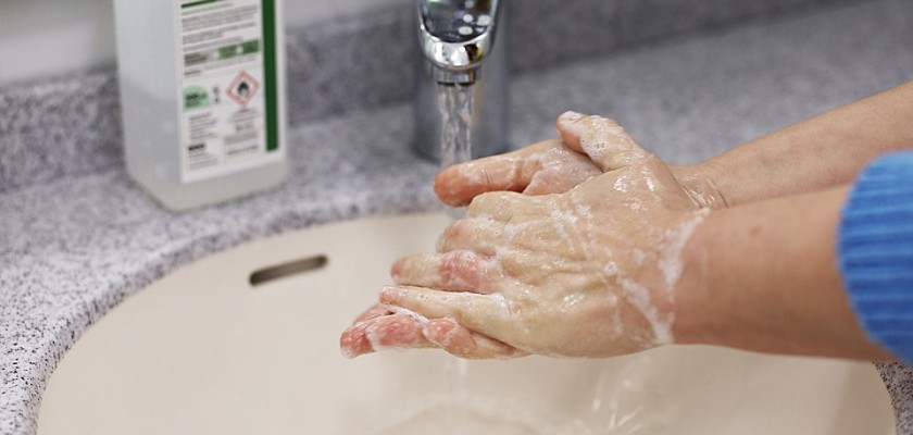 Uomo che si pulisce le mani sul lavandino – Come pulire il pene